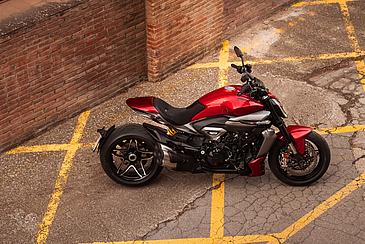 FEET FORWARD. HEADS TURNING. DIE NEUE XDIAVEL V4