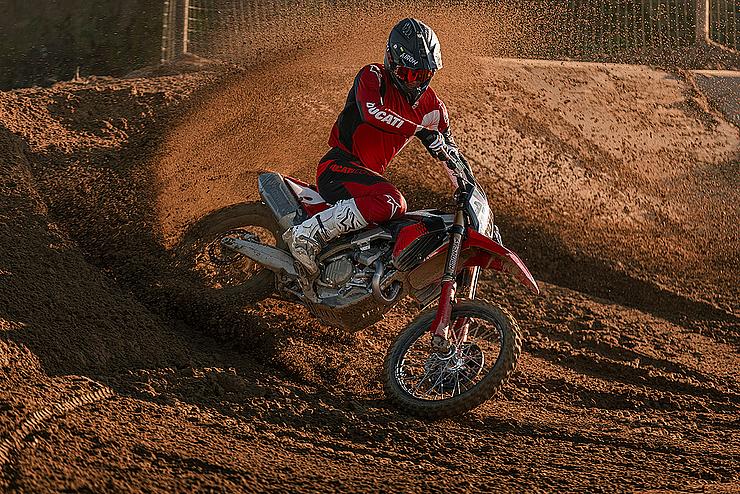 Desmo450 MX Factory Slide 4