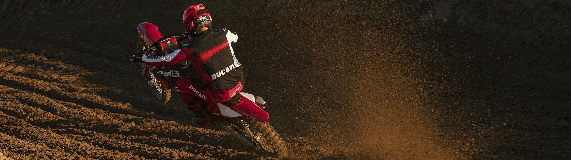 Desmo450 MX Factory Slide 7