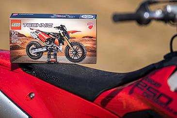 Neues LEGO® Technic™-Set, inspiriert von der Desmo450 MX Factory