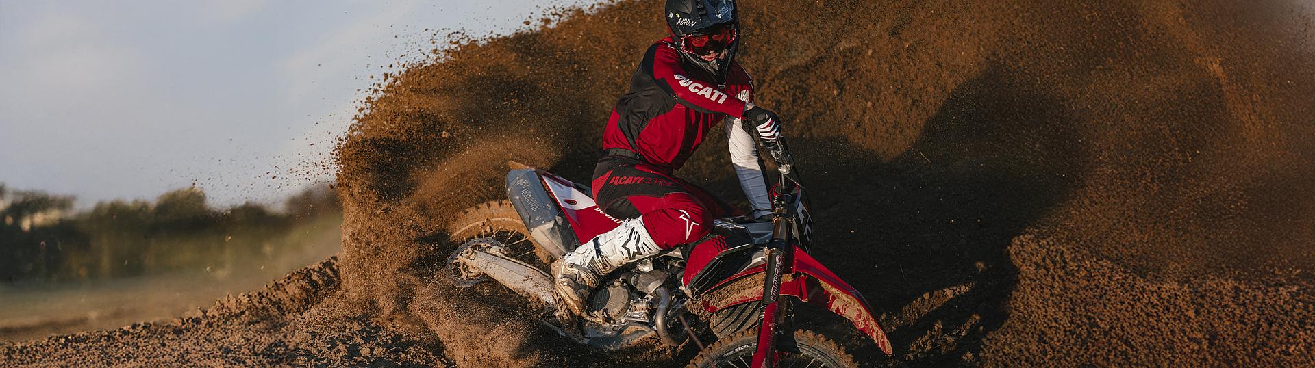 Desmo450 MX Factory Slide 4