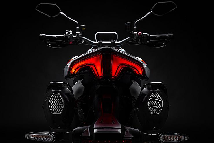 Hypermotard V2 SP Slide 4