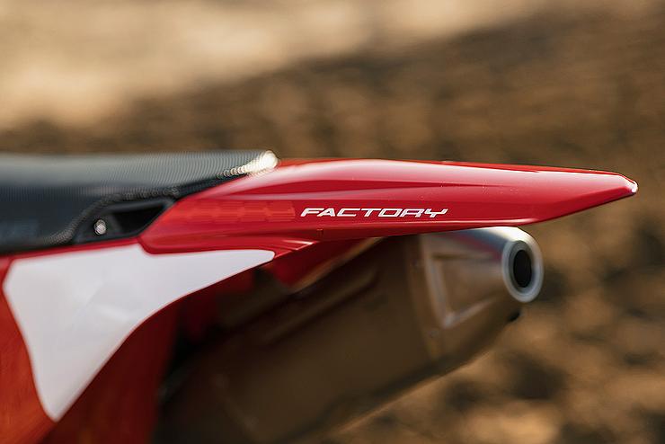 Desmo450 MX Factory Slide 5